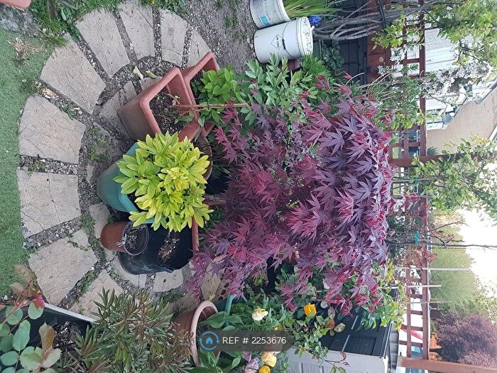 Studio To Rent In Cranford Lane, Hounslow, London, TW5