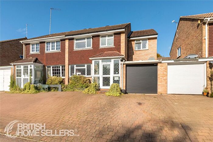 5 Bedroom Semi-detached House For Sale In Sandpiper Road, South Croydon, CR2