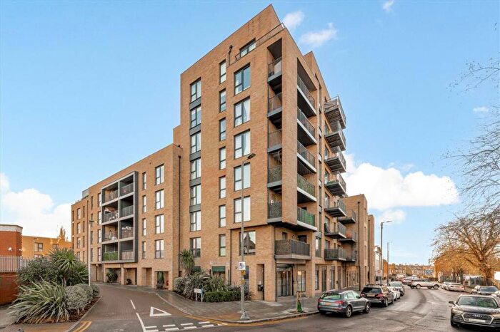 3 Bedroom Flat To Rent In Woodley Crescent, Cricklewood, NW2