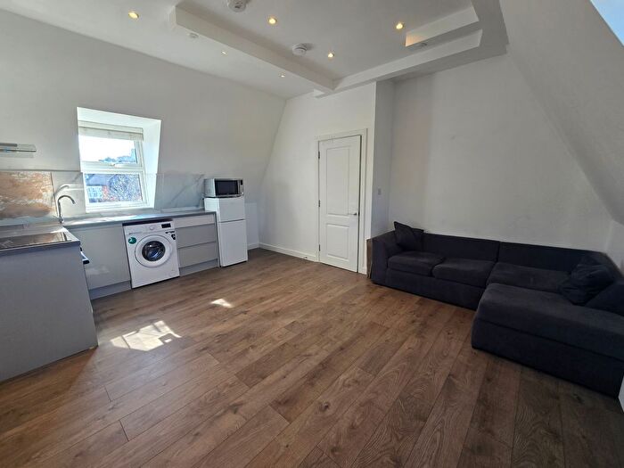 2 Bedroom Flat To Rent In Forest Road, Howard Mansions, Walthamstow, E17