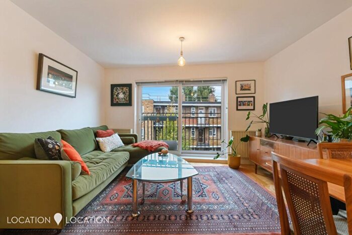 2 Bedroom Apartment To Rent In Defoe Road, Flanders House, N16