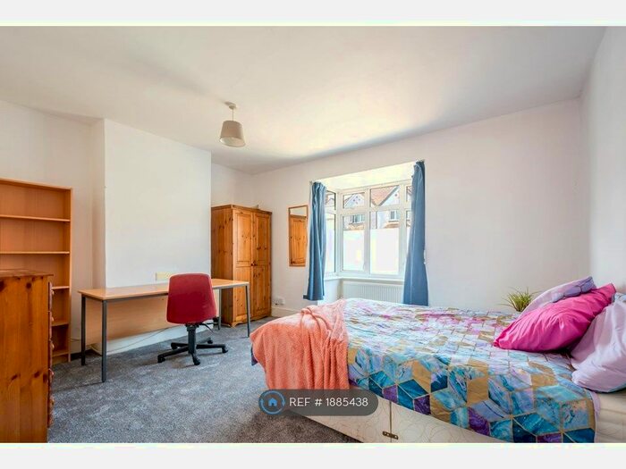 5 Bedroom Semi-Detached House To Rent In Parkhurst Road, Guildford, GU2