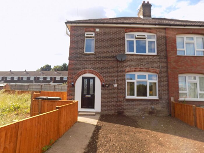 3 Bedroom Semi-Detached House To Rent In Linden Road, Luton, Bedfordshire, LU4