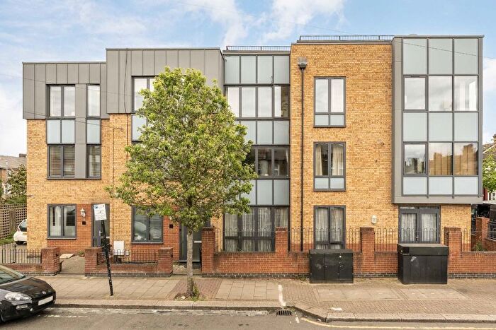 2 Bedroom Flat For Sale In Gatton Road, London, SW17