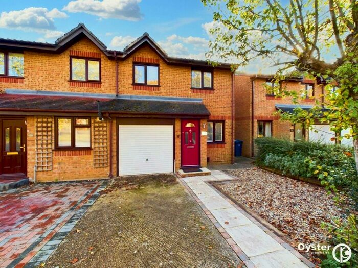 3 Bedroom End Of Terrace House To Rent In Sweets Way, London, N20