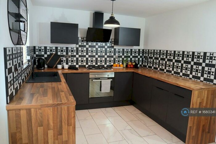 3 Bedroom Semi-Detached House To Rent In Lower Wortley Road, Leeds, LS12