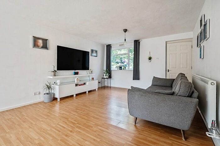 3 Bedroom Flat For Sale In Farnham Drive, Reading, Berkshire, RG4