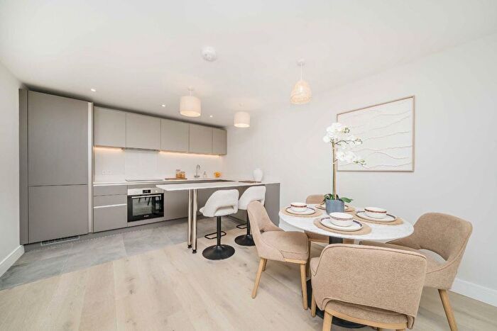 2 Bedroom Flat For Sale In Victoria Road, Surbiton, KT6