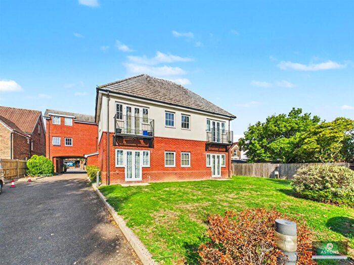 1 Bedroom Flat For Sale In Grove Court, Three Bridges, RH10