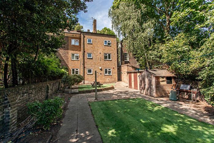 2 Bedroom Flat For Sale In Rhondda Grove, Mile End, E3