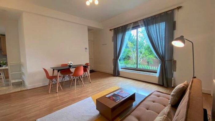 2 Bedroom Flat To Rent In The Crescent, Hadley Common, Barnet, EN5