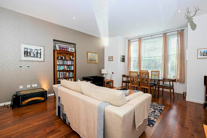 2 Bedroom Flat For Sale In Piercing Hill, Theydon Bois, Epping, CM16