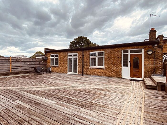 3 Bedroom Flat To Rent In Queens Road, Weybridge, Surrey, KT13