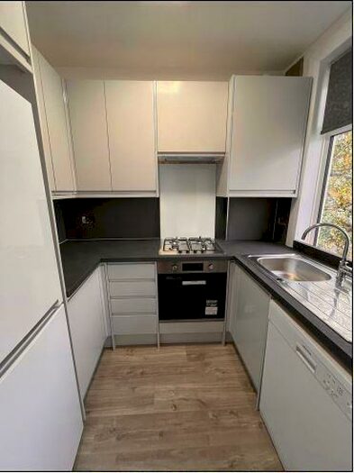 3 Bedroom Apartment To Rent In Hutton Grove, North Finchley, N12