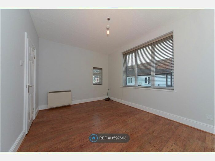 2 Bedroom Flat To Rent In Above High Street, New Forest, SO43