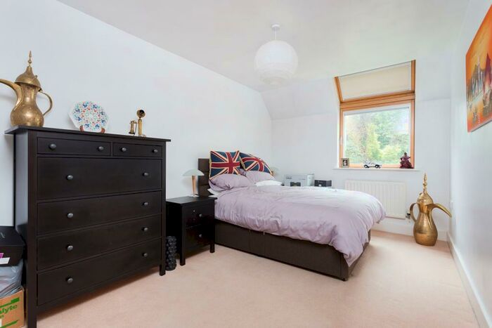 2 Bedroom Flat To Rent In Hayes Grove, SE22