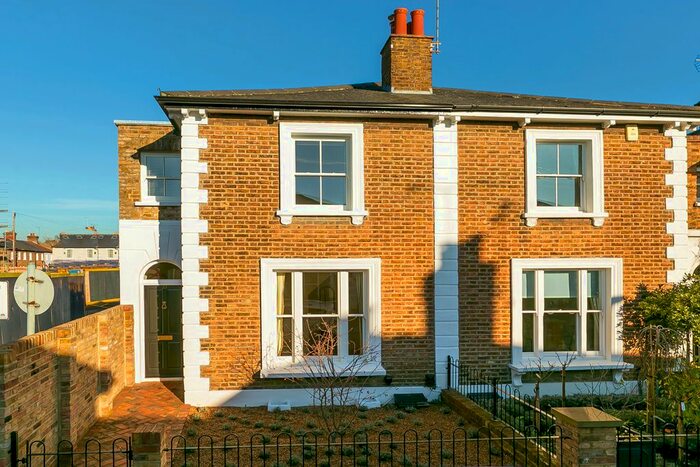 3 Bedroom Semi-Detached House To Rent In Shaftesbury Road, Richmond TW9