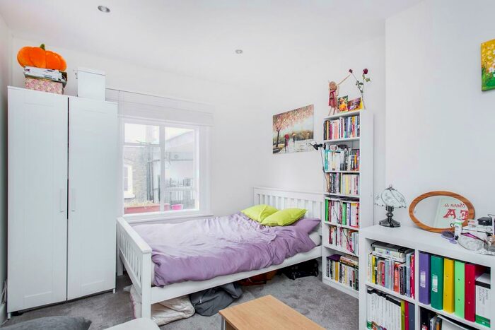 Studio To Rent In Lavender Hill London, SW11
