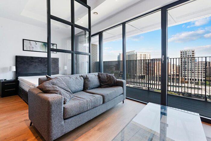 Apartment To Rent In Goodluck Hope Walk, London, E14