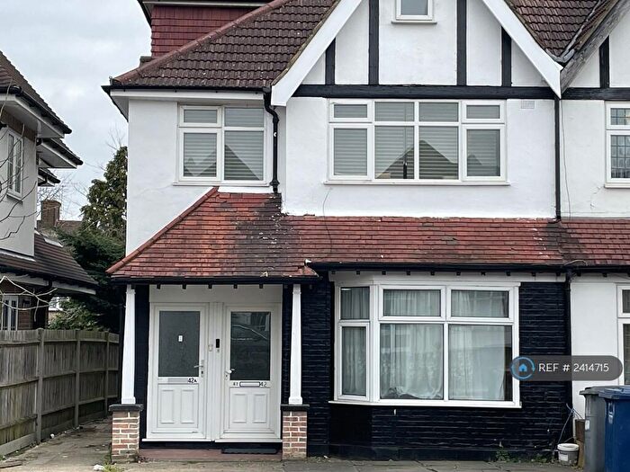 3 Bedroom Flat To Rent In Edgwarebury Lane, Edgware, HA8