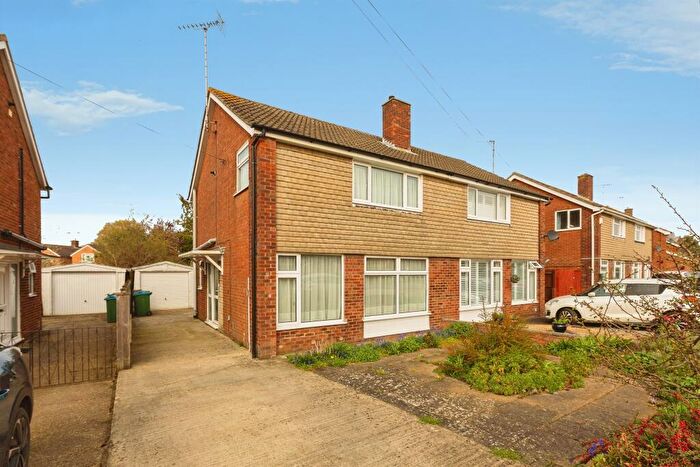 3 Bedroom Semi Detached House For Sale In New Meadow, Aylesbury, HP21