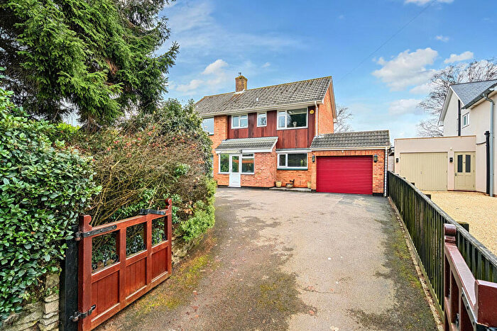 3 Bedroom Detached House For Sale In Potterne Road, Devizes, SN10