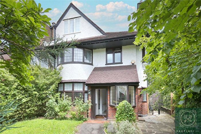 3 Bedroom Apartment For Sale In Great North Road, London, N6