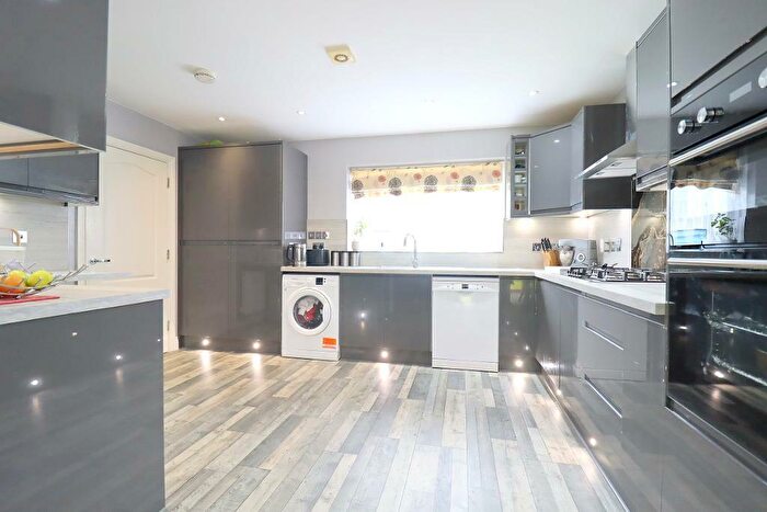 5 Bedroom Detached House For Sale In Shervington Grove, New Bedford Road Area, Luton, Bedfordshire, LU3