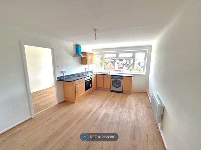 3 Bedroom Flat To Rent In Cookham Road, Maidenhead, SL6