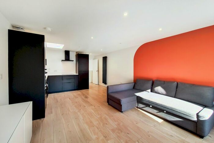 2 Bedroom Flat To Rent In Roman Road, Bethnal Green, London, E2