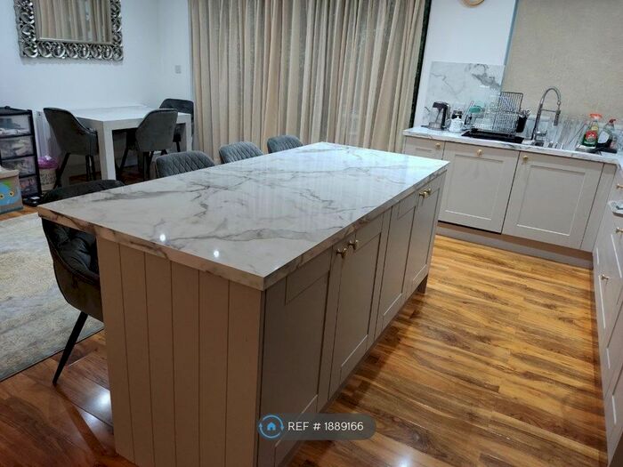 3 Bedroom Semi-Detached House To Rent In Alcester Road, Gatley, Cheadle, SK8