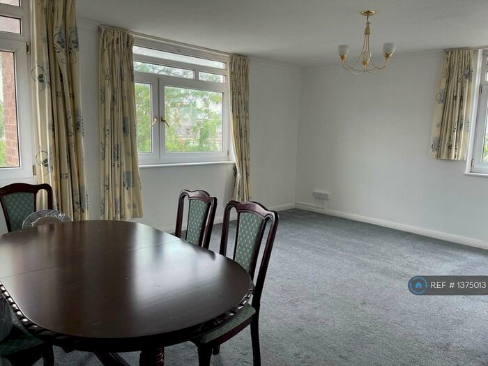 2 Bedroom Flat To Rent In Valebrook, Ilford, IG1