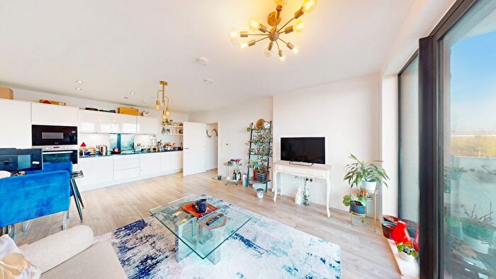 2 Bedroom Flat To Rent In Lakeside Drive, London, NW10