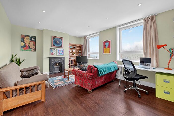 3 Bedroom Flat For Sale In Salisbury House, Highbury Corner, N5
