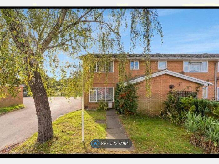 3 Bedroom End Of Terrace House To Rent In Edgefield Close, Redhill, RH1