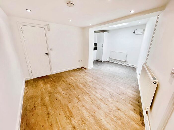 2 Bedroom Flat To Rent In Wyndham Crescent, Canton, Cardiff, CF11