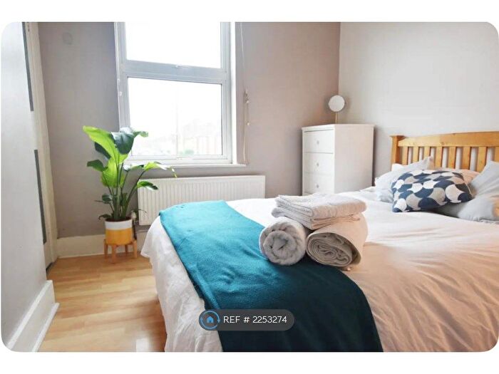 1 Bedroom Flat To Rent In Merton Road, London, SW19