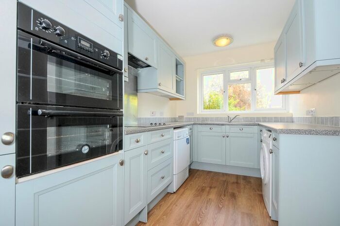 2 Bedroom Flat To Rent In Lindfield Gardens, Guildford, GU1