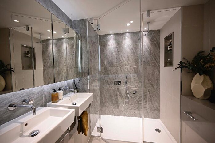 2 Bedroom Apartment For Sale In South Quay Plaza, Canary Wharf, London, E14