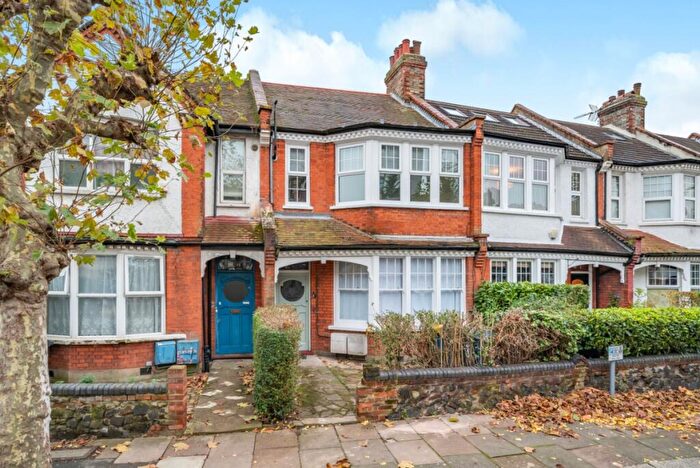 2 Bedroom Apartment To Rent In Rosemont Avenue London, N12