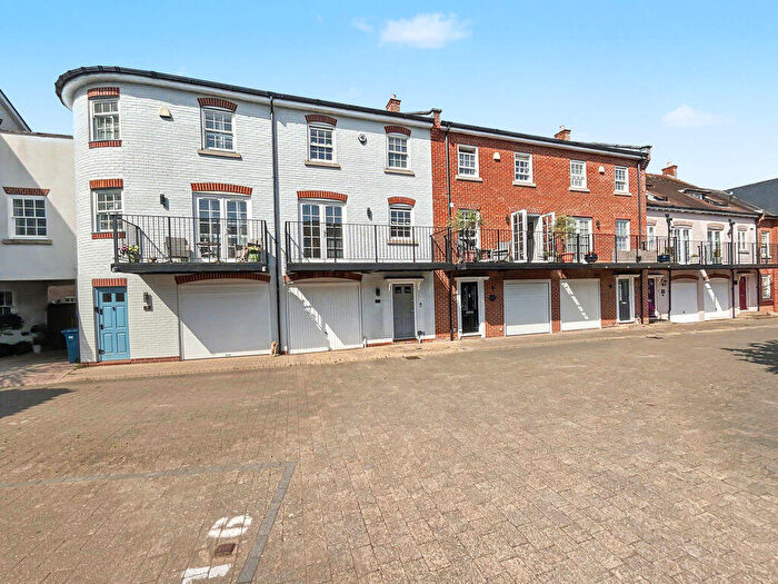 3 Bedroom Town House For Sale In Christchurch Town Centre, BH23