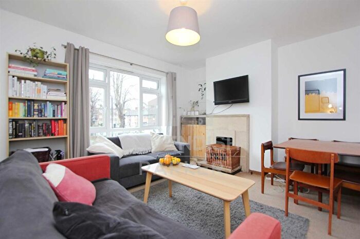 2 Bedroom Flat To Rent In Shacklewell Road, Hackney Downs, London, N16