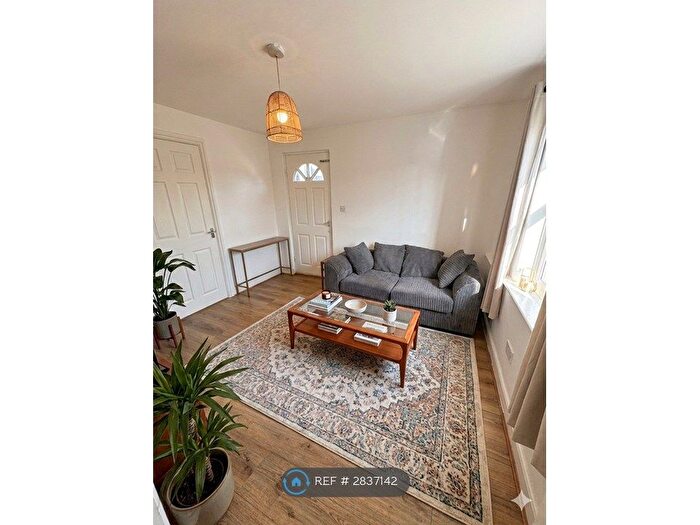 3 Bedroom Flat To Rent In Graham Road, London, E8