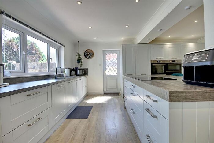 4 Bedroom Detached House For Sale In Catisfield Road, Fareham, PO15
