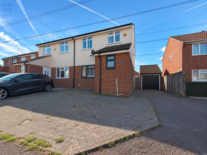 4 Bedroom Semi-Detached House For Sale In Sewell Close, Aylesbury, HP19