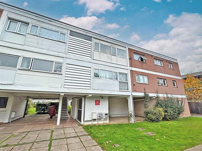 3 Bedroom Flat For Sale In Brighton Road, Crawley, RH10