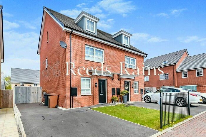 4 Bedroom Semi-Detached House To Rent In Middle Field, Hyde, Greater Manchester, SK14