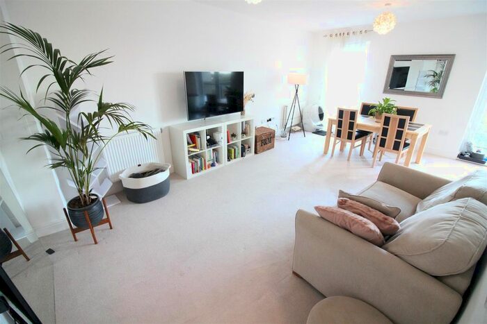2 Bedroom Flat To Rent In Hunting Place, Hounslow, TW5