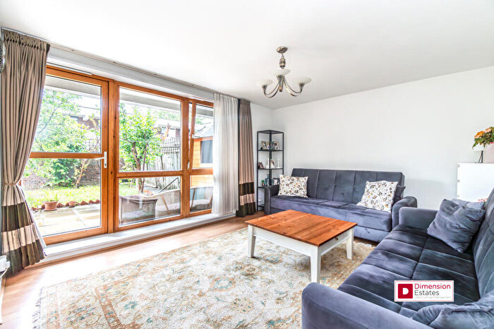 3 Bedroom Maisonette For Sale In Lower Clapton, Hackney, London, E5