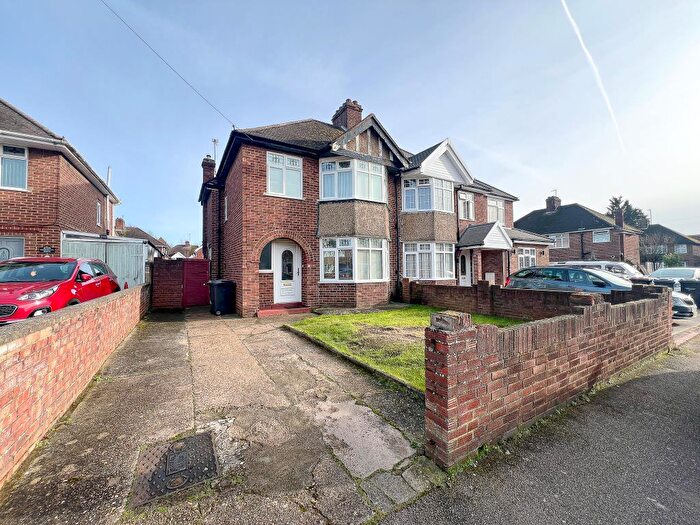 3 Bedroom Semi-Detached House To Rent In Shearley Close, Bedford, MK40